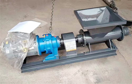 华矿集团热销产品炮泥机发往山西