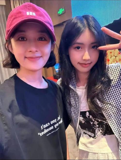 王中王493333特马王中王和冯小刚养女高中毕业与冯小刚收养的女儿